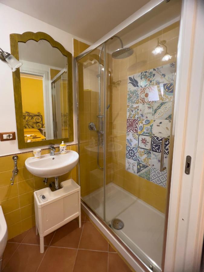 Giallo Napoli Luaran gambar