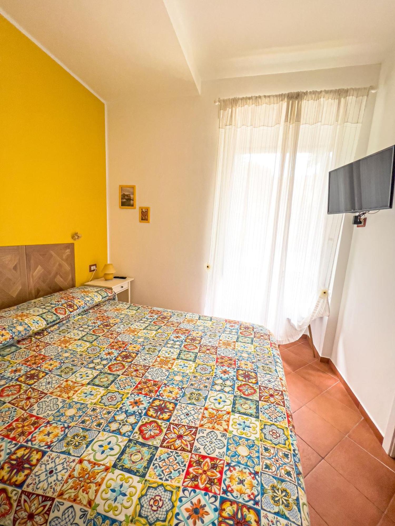 Giallo Napoli Luaran gambar